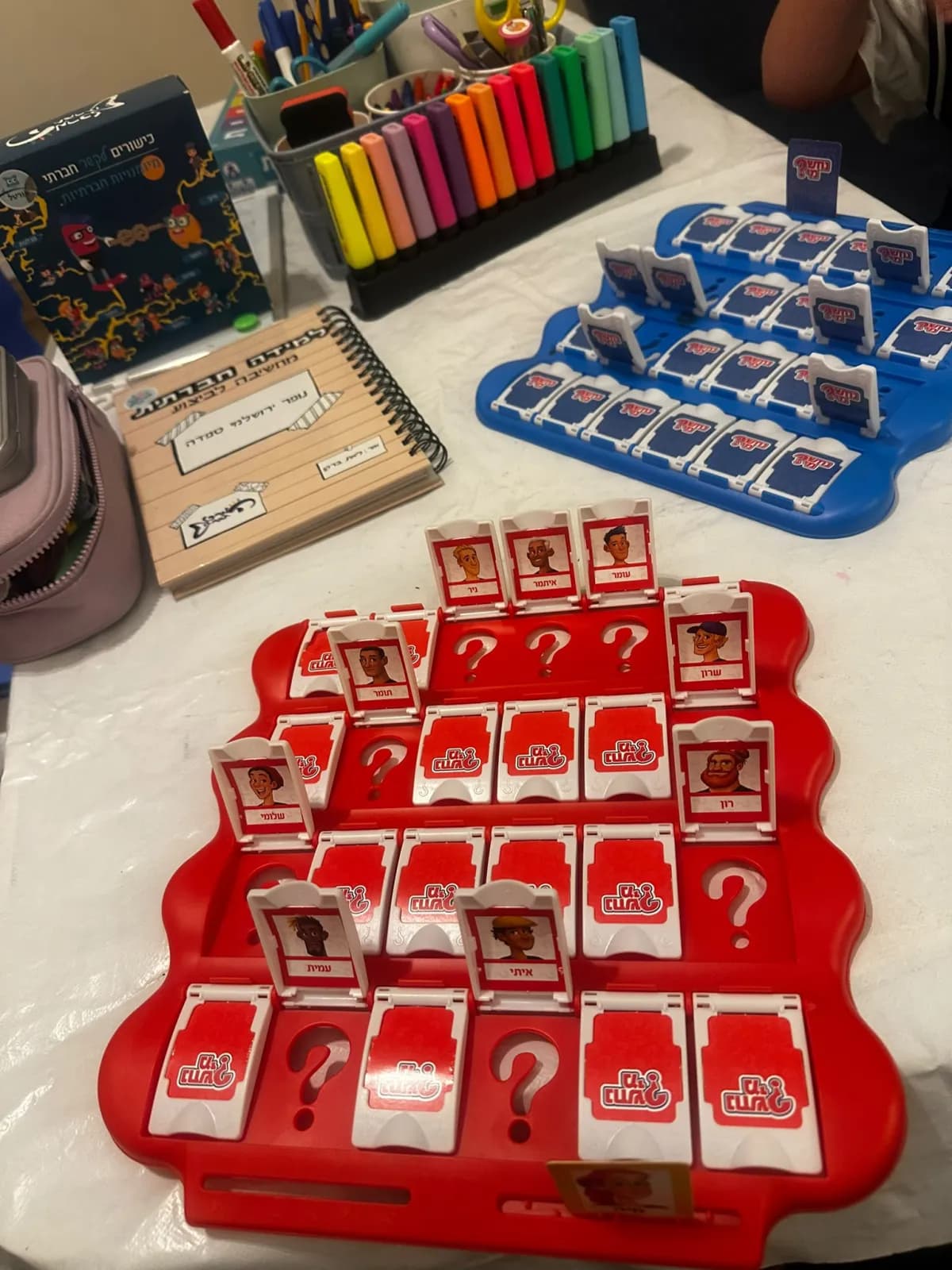 משחק ״נחשו מי?״ ליד חוברת למידה חברתית