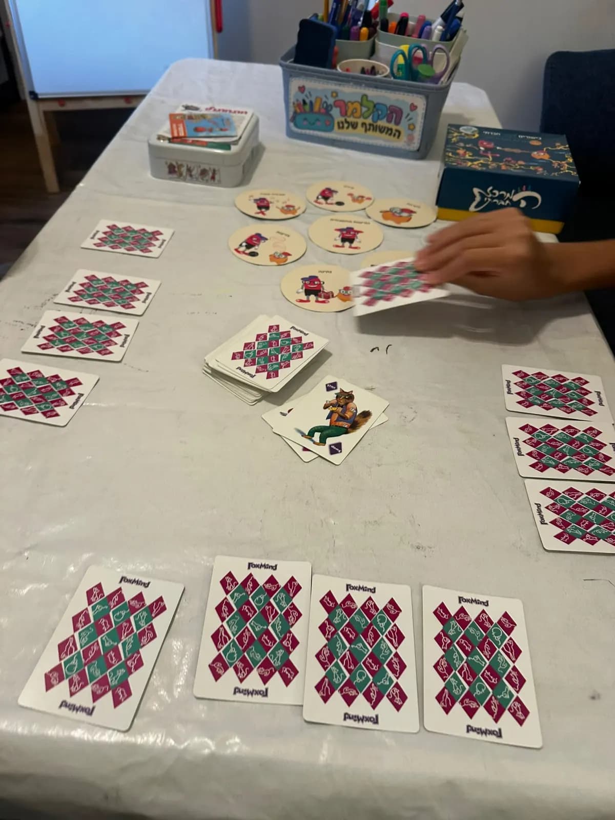 קלפים פזורים על השולחן באמצע סבב משחק