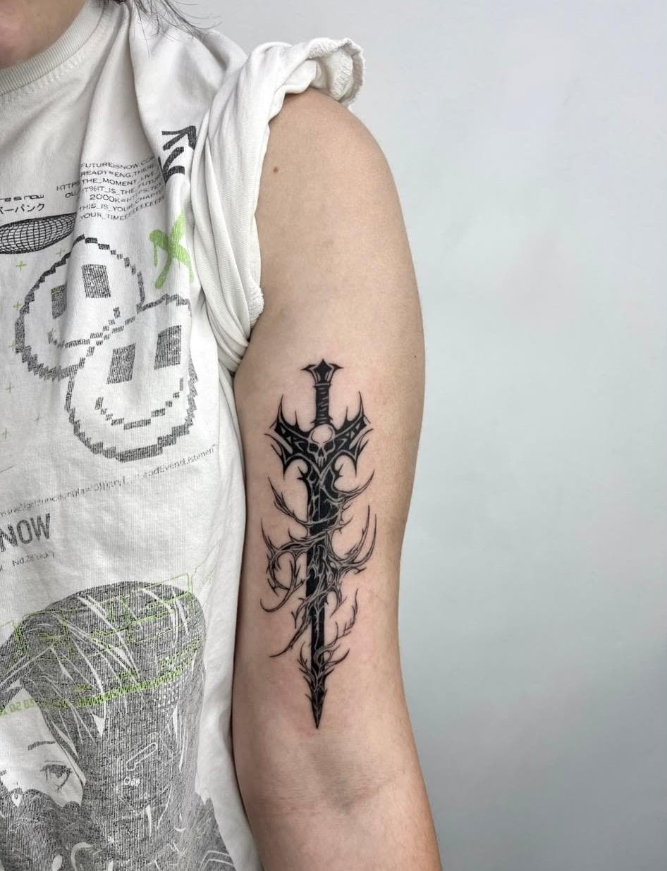 קעקוע גותי בהתאמה אישית מאת InkBy.mg